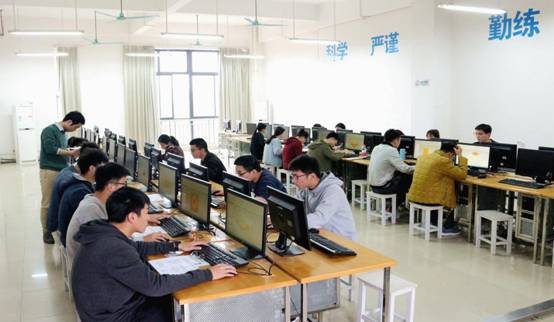 编程考试现场