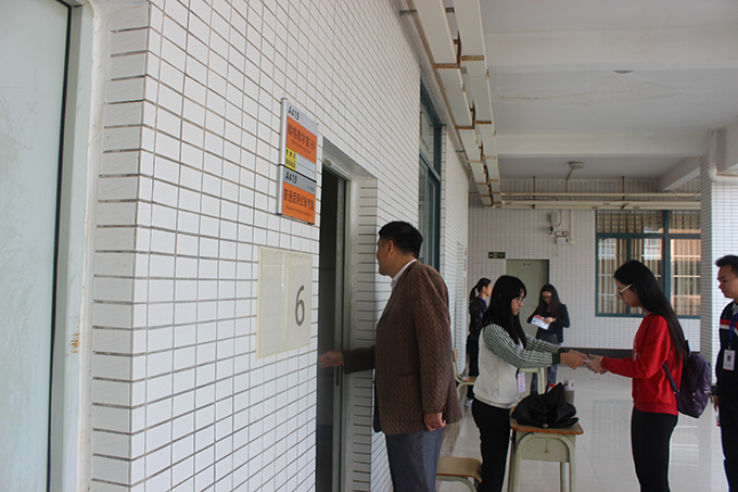 陈德清副校长巡查测试室测试情况