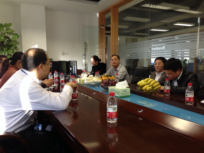 与企业管理人员座谈