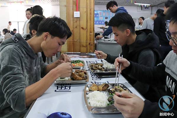 学生们品尝鱼块