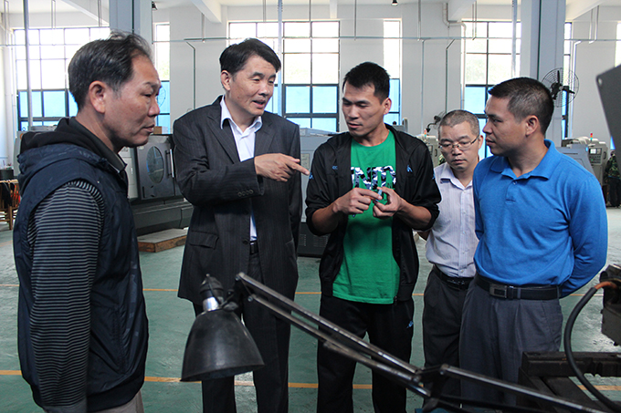 陈德清副校长跟车间老师了解教学设备使用情况