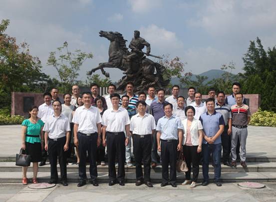 我校党员领导干部参观叶挺将军纪念园合影