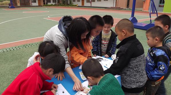 小朋友们在认真地为雷锋图像上色