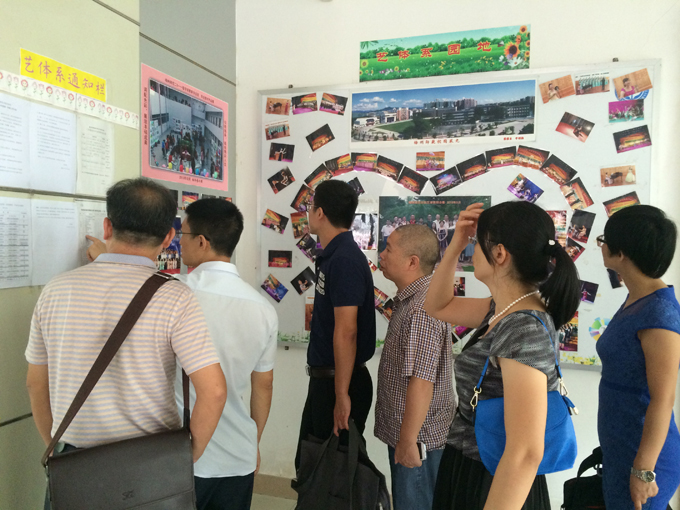 参观艺术作品展