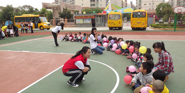小朋友们在认真学唱“学习雷锋好榜样”