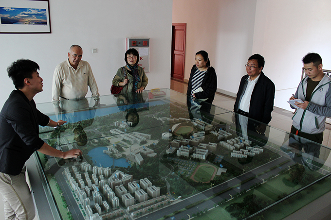 参观我校建筑模型